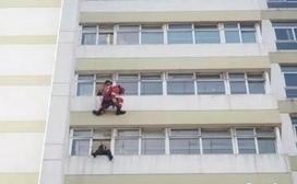 消防员踹女子回屋_汝州市消防员跳楼救援_女子轻生消防员飞身救人