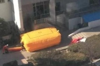 消防员踹女子回屋_汝州市消防员跳楼救援_女子轻生消防员飞身救人