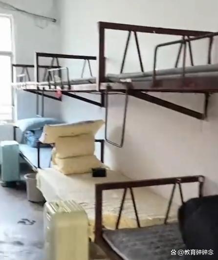 一高校宿舍床直接钉在墙上
