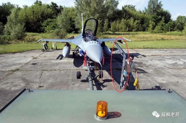 歼-35登机画面曝光：自带小梯子_F-35登机梯作用_战斗机自带舷梯设计