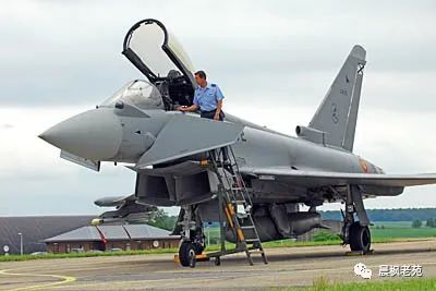 F-35登机梯作用_歼-35登机画面曝光：自带小梯子_战斗机自带舷梯设计