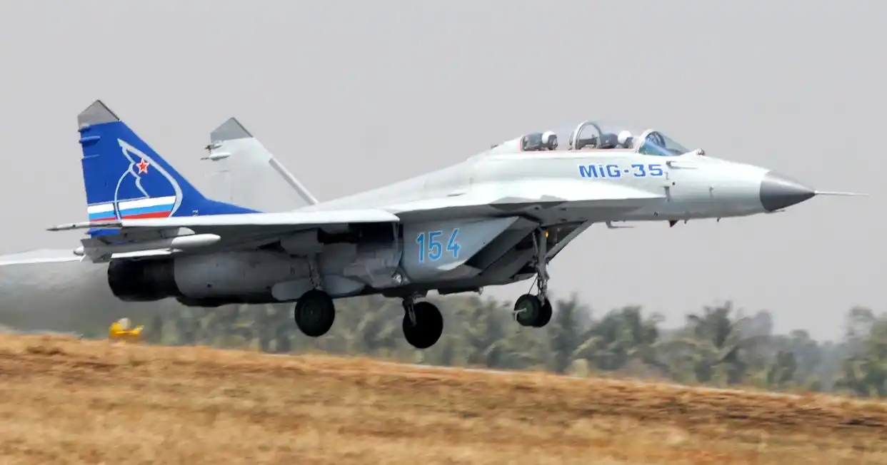 歼-35A 歼-35 海军型歼-35_歼-35登机画面曝光：自带小梯子
