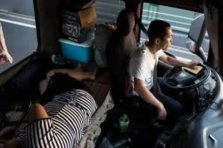 跟长途货车司机的小姐_大货车司机带老婆跑长途的原因_大货车司机为什么带老婆上路