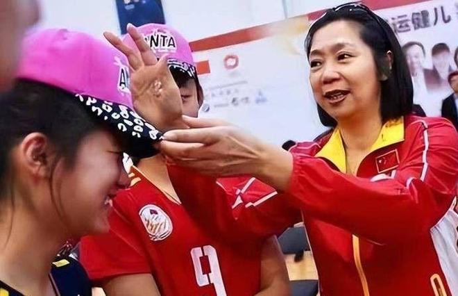 中国女排五连冠梁艳 退役后生活 低调幸福_女排梁艳女儿