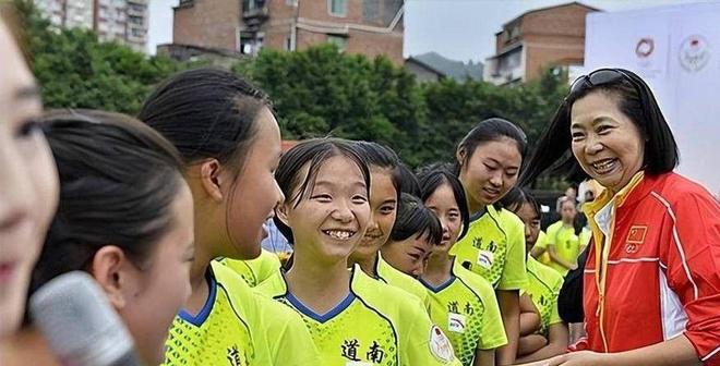 中国女排五连冠梁艳 退役后生活 低调幸福_女排梁艳女儿