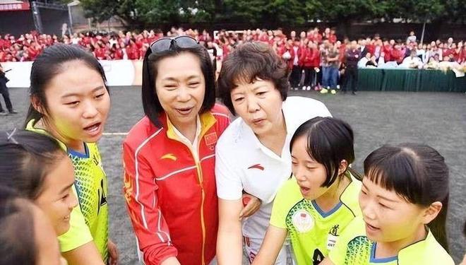 中国女排五连冠梁艳 退役后生活 低调幸福_女排梁艳女儿