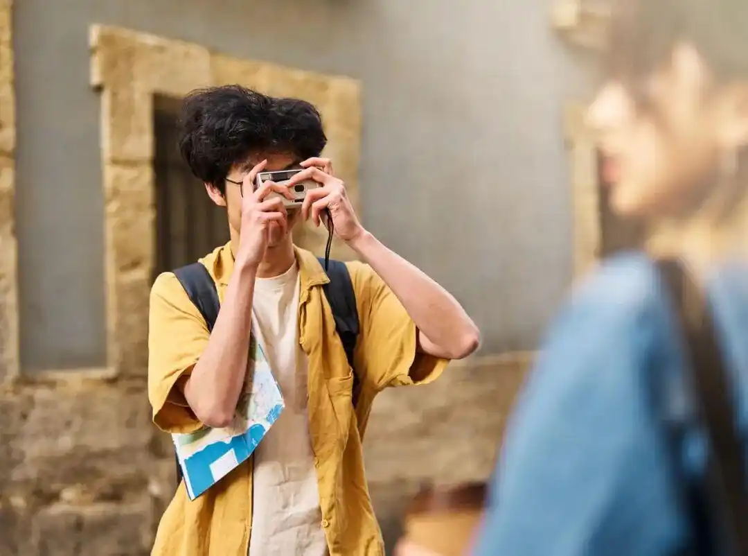 "出片式旅行_“出片式旅行” 正毁掉当代人的假期_过度拍照打卡对旅行体验的影响