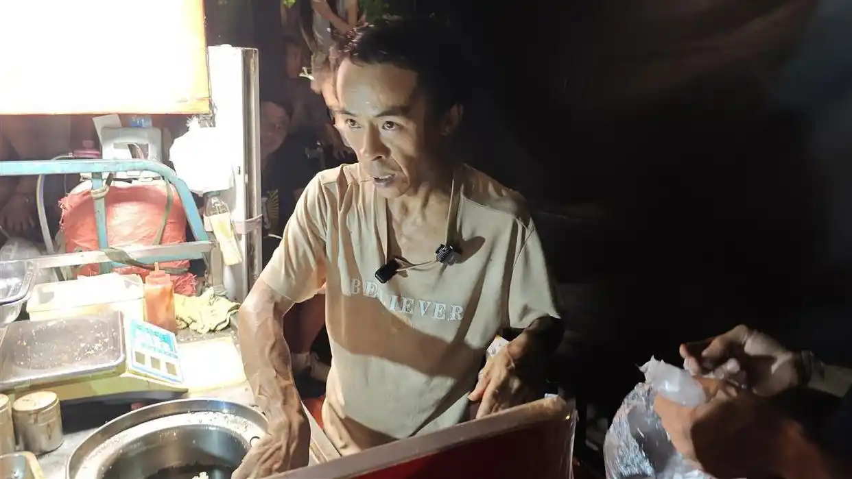 “鸡排哥”回应大学生卖雪王送他的高清写真：不介意，也是变相给我推广，但最好能提前和我沟通一下