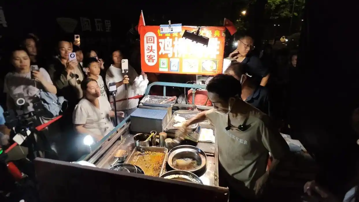 鸡排哥回应大学生卖雪王送他的写真_大学生卖柠檬水赠鸡排哥照片_景德镇鸡排哥写真侵权