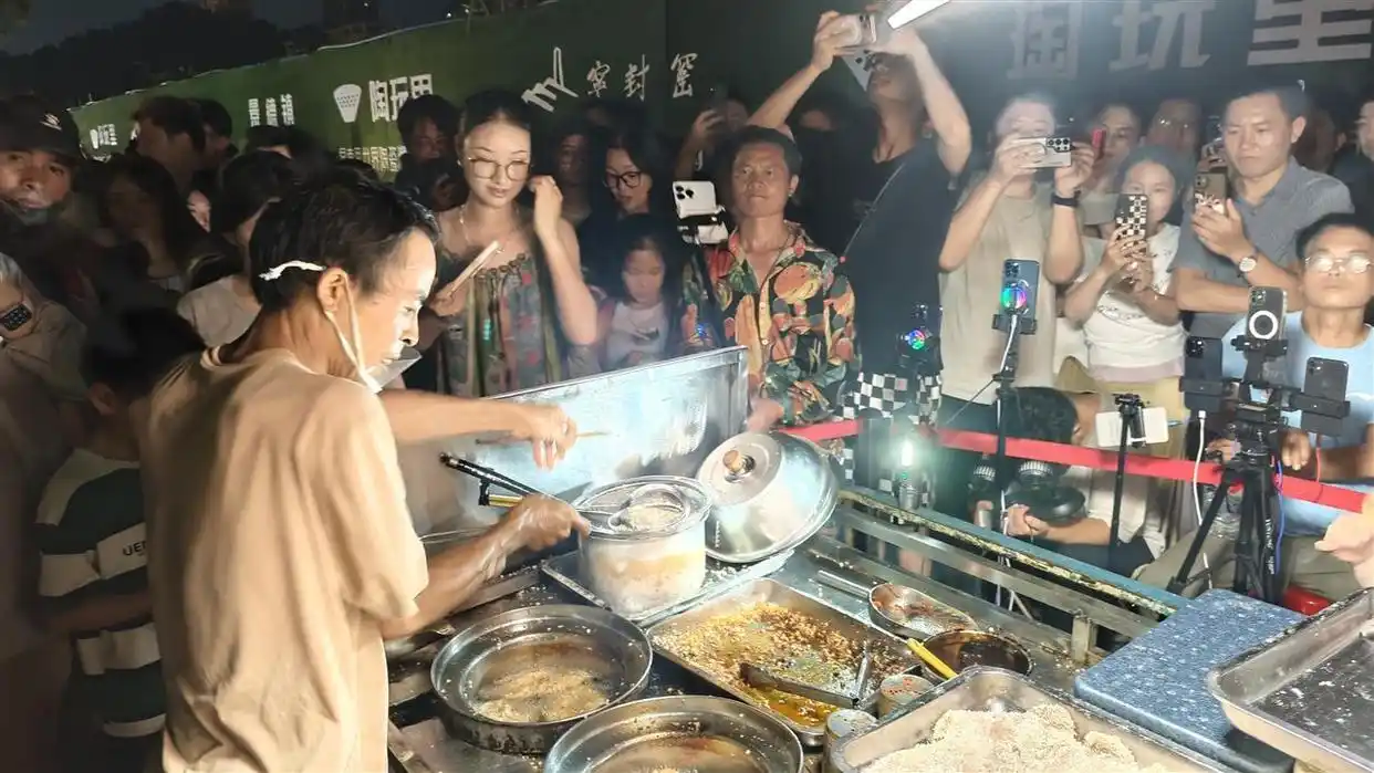 景德镇鸡排哥写真侵权_大学生卖柠檬水赠鸡排哥照片_鸡排哥回应大学生卖雪王送他的写真