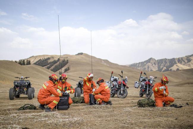 珠峰暴雪 向导一人一狗“人肉开路” 极寒中的生死救援(2)