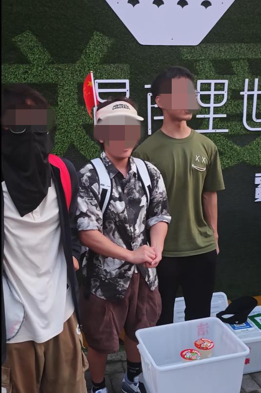 大学生到“鸡排哥”摊位旁卖蜜雪冰城，还附送“鸡排哥高清写真”，称其照片中笑容灿烂