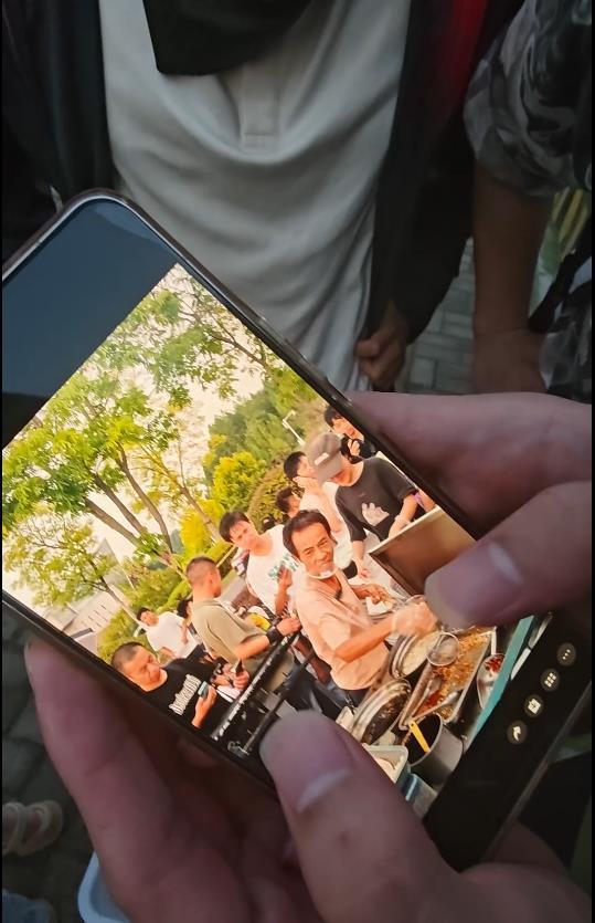 大学生卖柠檬水送鸡排哥写真_鸡排哥写真侵权分析_鸡排哥回应大学生卖雪王送他的写真