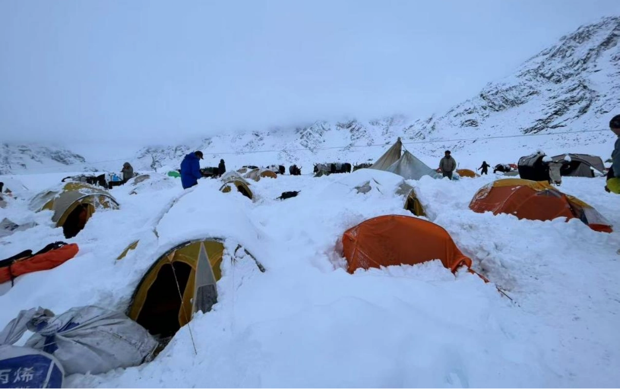 对话亲历者丨珠峰暴雪救援再进一步：嘎玛沟300多游客脱困，徒步者冲锋衣结冰，救援力量如何突破重重困难