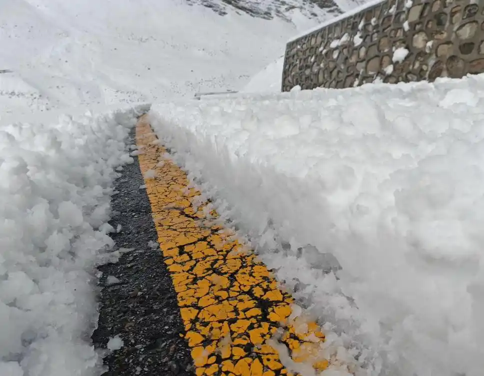 珠峰东坡暴雪救援_珠峰暴雪 向导一人一狗带上百人撤离_珠峰徒步路线安全风险