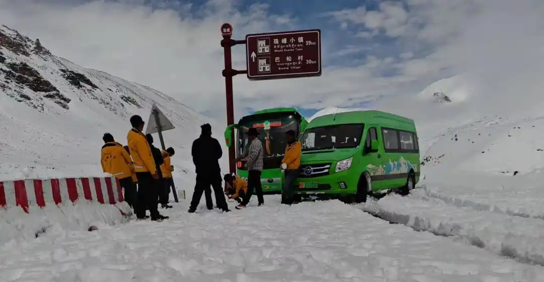 珠峰暴雪 向导一人一狗带上百人撤离_珠峰徒步路线安全风险_珠峰东坡暴雪救援