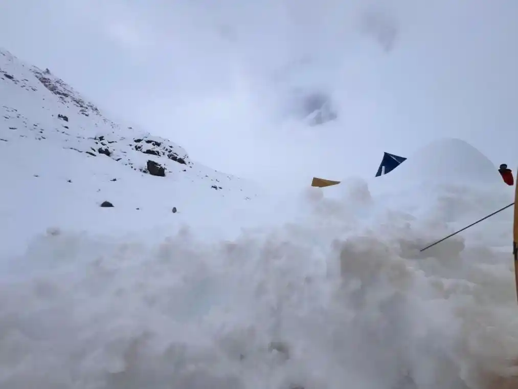 珠峰东坡暴雪救援_珠峰暴雪 向导一人一狗带上百人撤离_珠峰徒步路线安全风险