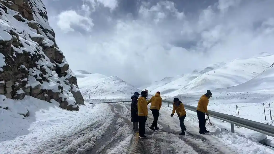 珠峰暴雪 向导一人一狗带上百人撤离_珠峰东坡暴雪救援_珠峰徒步路线安全风险