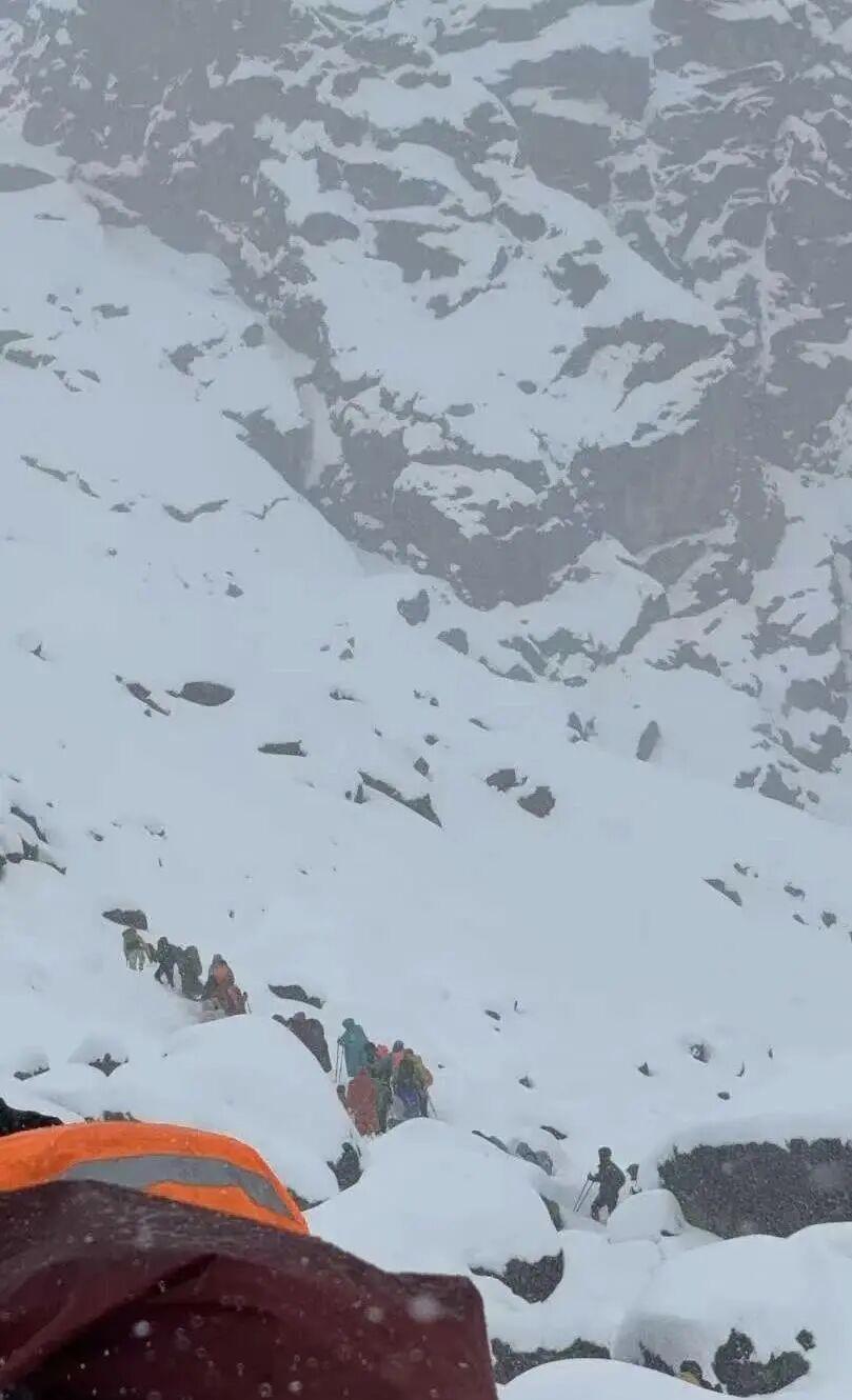 珠峰大本营被困游客情况_珠峰东坡暴风雪救援_珠峰暴雪 向导一人一狗带上百人撤离