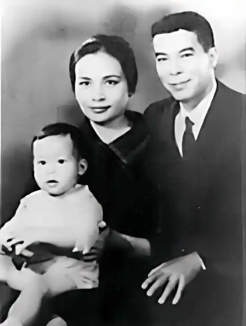 蒋经国对女儿蒋孝章的宠爱，全写在每张合影的笑容里！