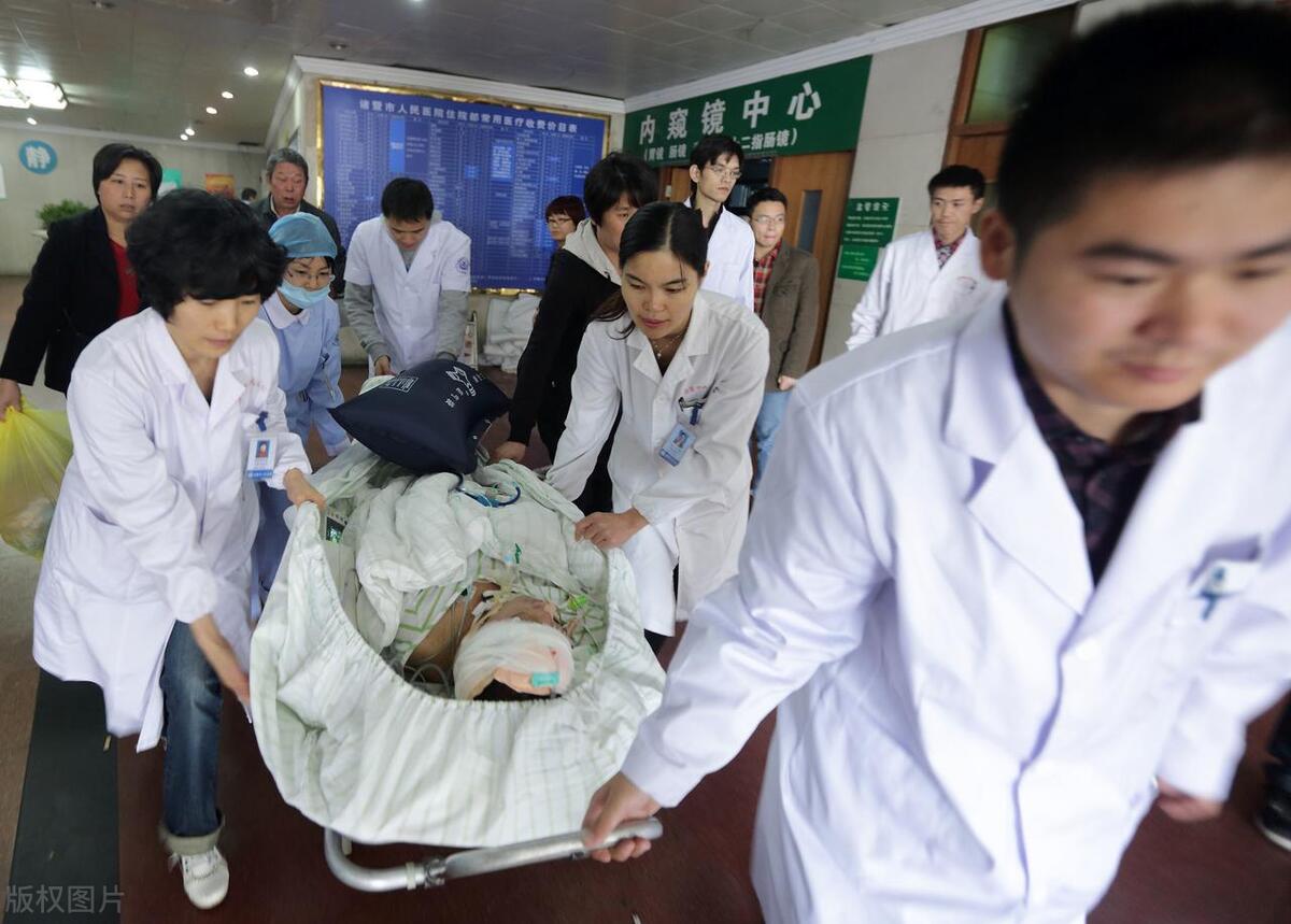 见死不救违法 朱朱女警官 普法视频讨论_见死不救罪