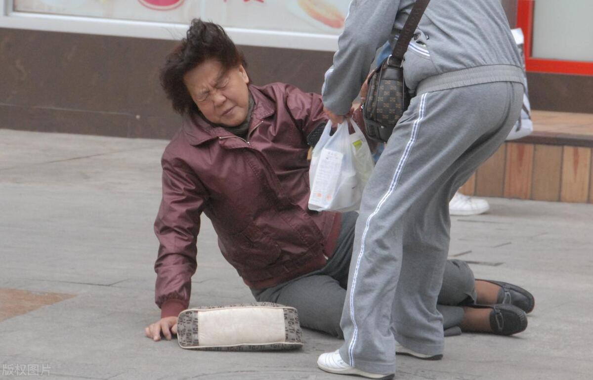 见死不救罪_见死不救违法 朱朱女警官 普法视频讨论