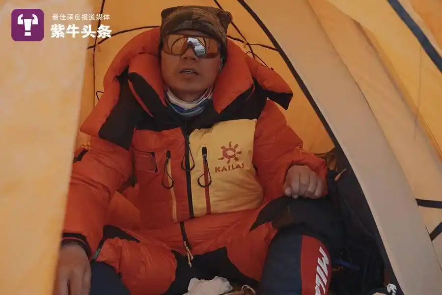 珠峰登山者氧气被抢下撤遇险经历_珠峰暴雪 向导一人一狗带上百人撤离_珠峰登顶后下撤被夏尔巴抛弃事件
