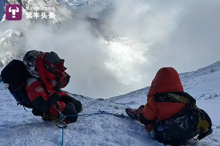 珠峰登山者氧气被抢下撤遇险经历_珠峰暴雪 向导一人一狗带上百人撤离_珠峰登顶后下撤被夏尔巴抛弃事件