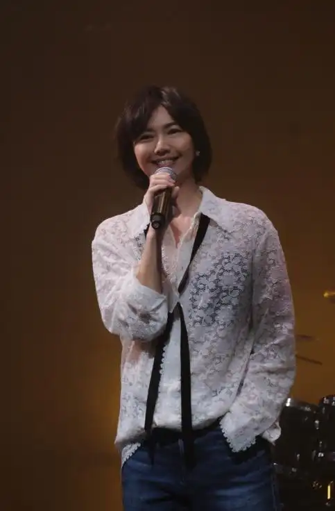 孙燕姿匿名捐款上千万_孙燕姿21年出道 直播点赞6亿 关闭礼物功能_孙燕姿2000年出道 80后青春回忆 清新女神