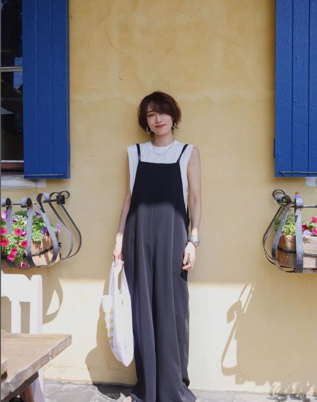 被这位姐姐惊艳！46岁穿出35岁年轻感，简约大方的穿搭不做作