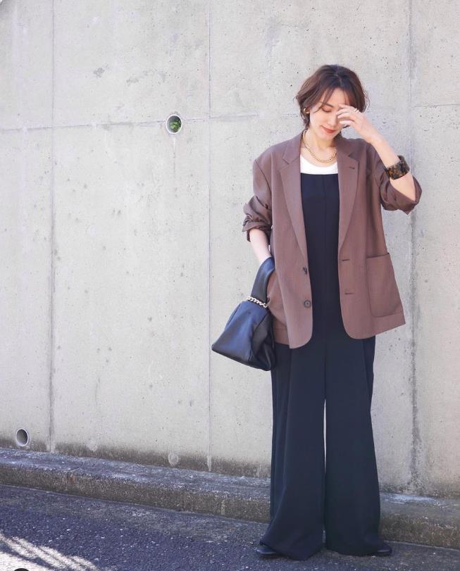 自然减龄造型_40岁以上女性穿搭_46岁女人穿衣服