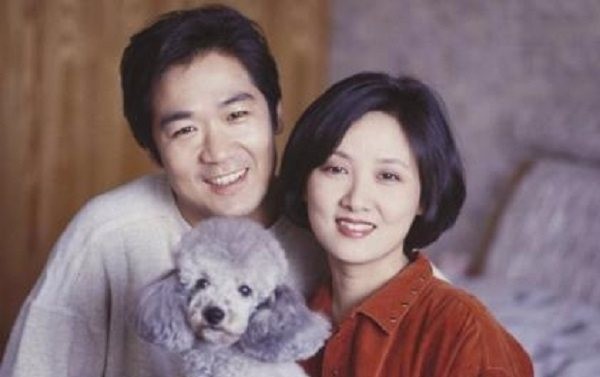 演员张国立前妻_张国立前妻罗秀春_张国立与邓婕婚姻经历