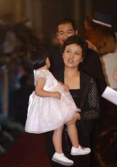 张国立前妻罗秀春_张国立与邓婕婚姻经历_演员张国立前妻