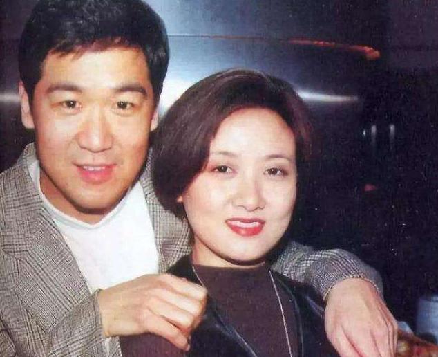 张国立前妻罗秀春现状_演员张国立前妻_张国立与邓婕婚姻真相