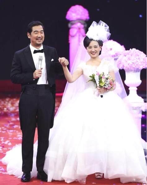 演员张国立前妻_张国立前妻罗秀春现状_张国立与邓婕婚姻真相