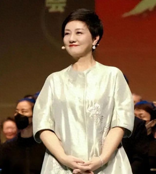 张国立前妻一句话，让二婚邓婕终生无子，张国立：不如养条狗陪你