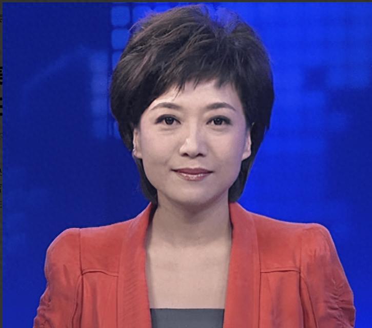 她是央视美女主持人，55岁当副主任，却因为一个动作消失大荧幕！