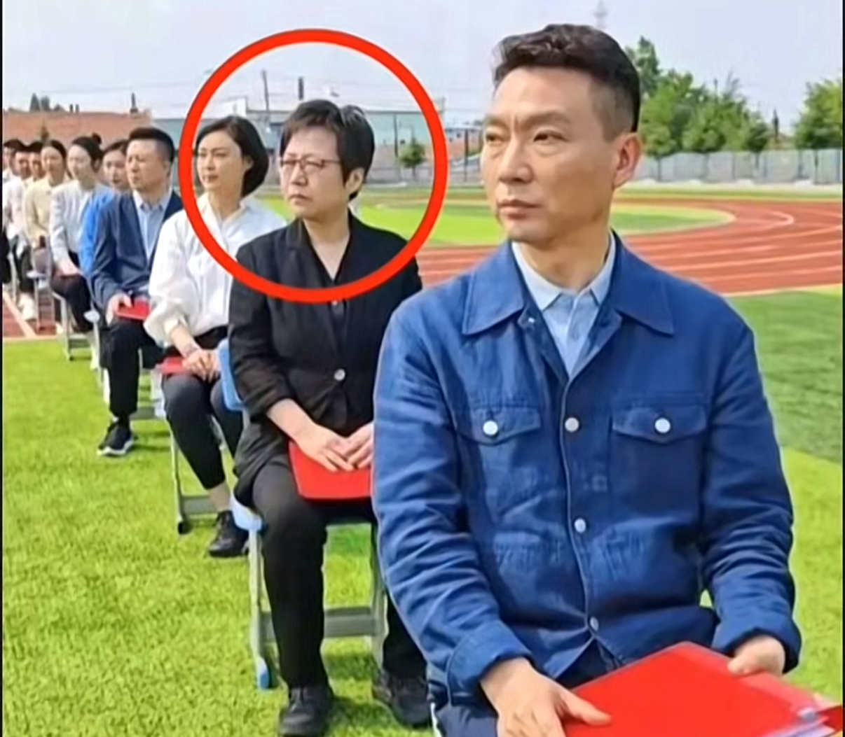 央视主持人贺红梅_央视cctv13 女主持人_贺红梅消失荧幕原因