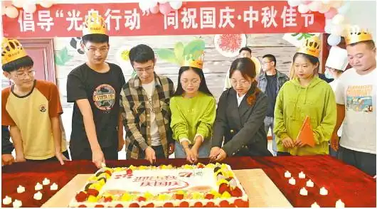 高校假期活动_大学生国庆8天假掰了7天半玉米_大学生国庆庆祝活动