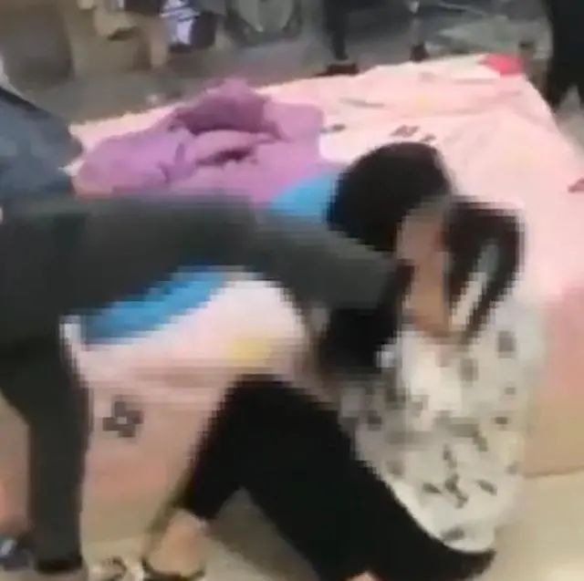 青少年暴力事件_家庭教育缺失问题_7名女生暴打