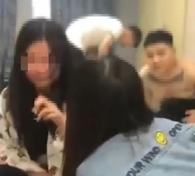 7名女生暴打_青少年暴力事件_家庭教育缺失问题