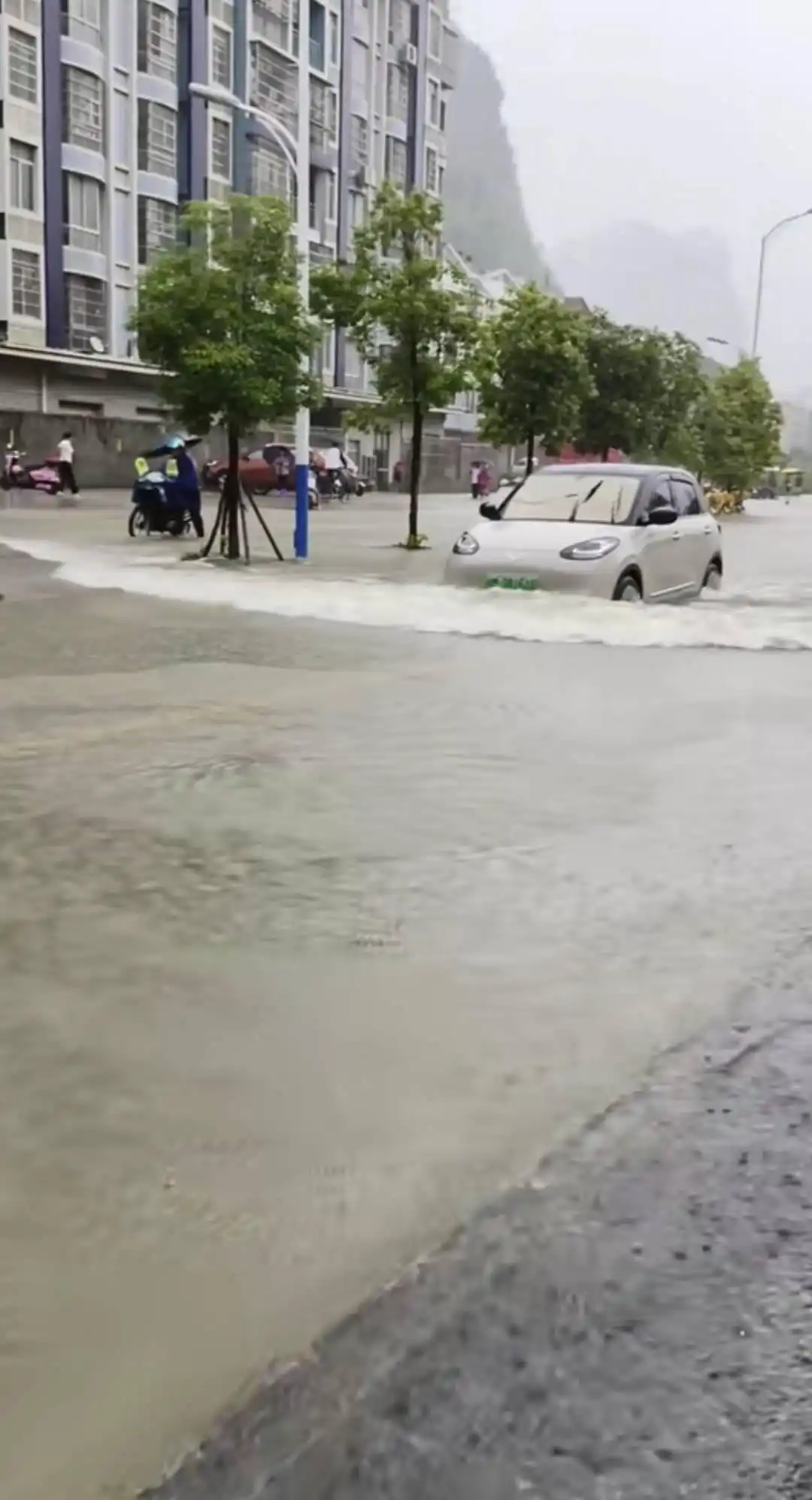 广西多地遭遇暴雨：河池部分街道被淹，居民出行受影响