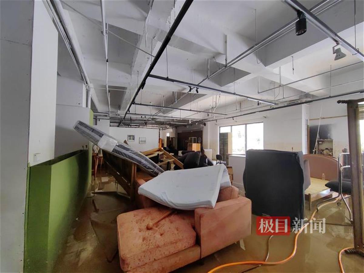 桂林被淹的家居店迎来多位热心顾客，有人用红包付款鼓励老板娘