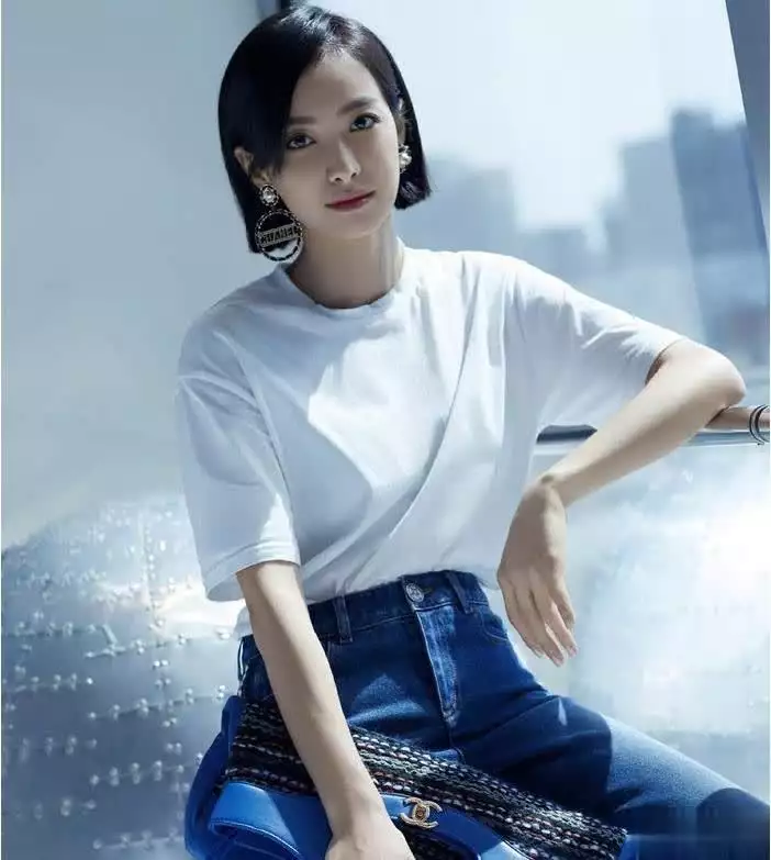 宋茜穿搭教科书：紧身牛仔裤配白短袖，打造清纯魅力