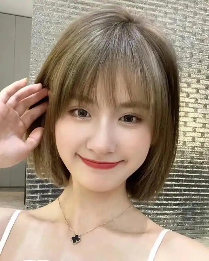 今年最流行女士发型_短发推边刘海层次蓬松造型_眉上超短刘海修饰五官