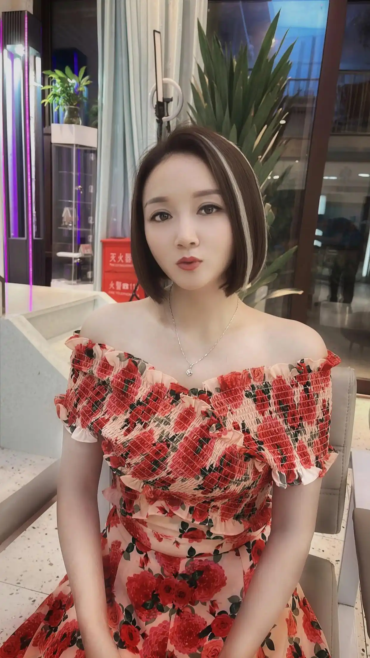 今年最流行女士发型_短发推边刘海层次蓬松造型_眉上超短刘海修饰五官