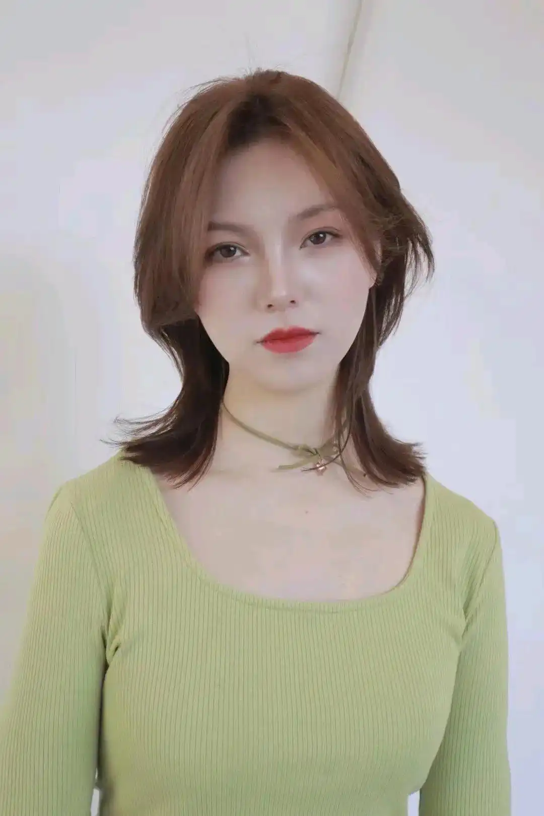 眉上超短刘海修饰五官_今年最流行女士发型_短发推边刘海层次蓬松造型