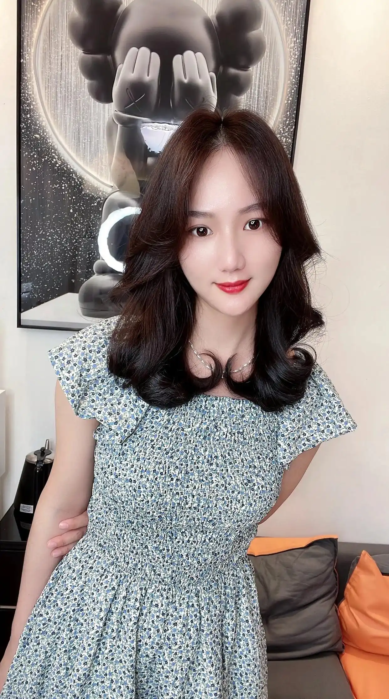 短发推边刘海层次蓬松造型_眉上超短刘海修饰五官_今年最流行女士发型