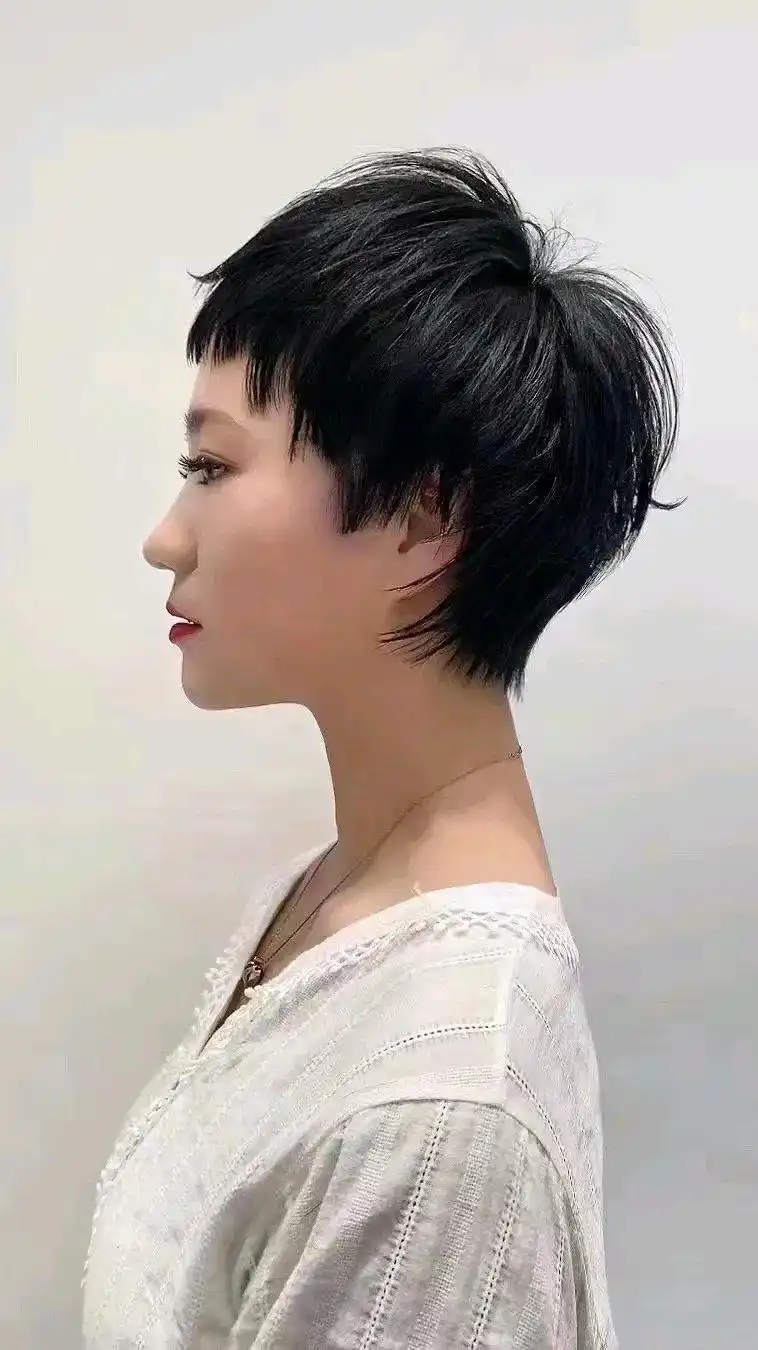 今年最流行女士发型_眉上超短刘海修饰五官_短发推边刘海层次蓬松造型