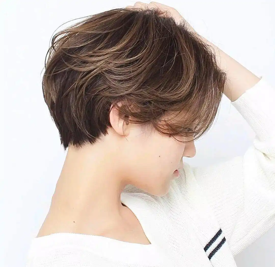 眉上超短刘海修饰五官_今年最流行女士发型_短发推边刘海层次蓬松造型